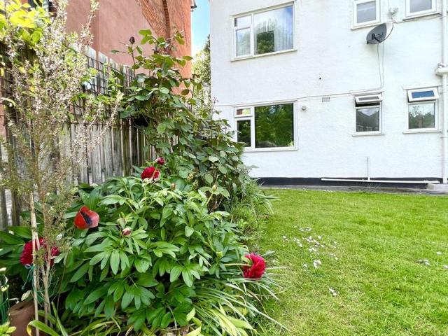 Brackley Court, Beckenham, Kent, BR3 2 bed flat to rent £1,650 pcm £381 pw