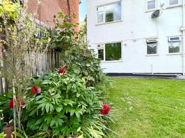 Brackley Court, Beckenham, Kent, BR3 2 bed flat to rent £1,700 pcm £392 pw
