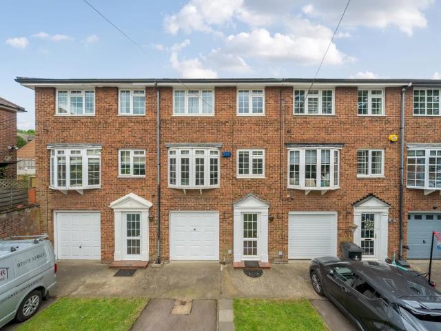 Bradbourne Court Sevenoaks TN13 4 bed terraced house to rent £2,750 pcm £635 pw