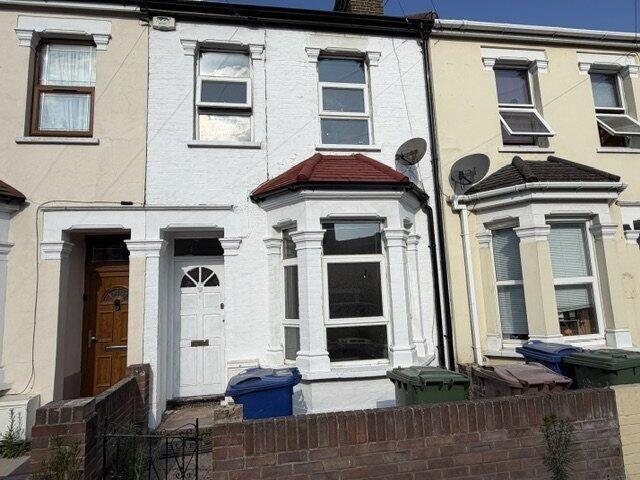 Bradbourne Road, Grays RM17, 4 bed terraced house to rent, £2,100 pcm | PrimeLocation