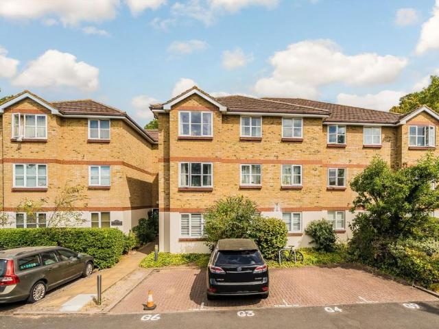 Braddock Close, Isleworth TW7 2 bed flat to rent £1,800 pcm £415 pw