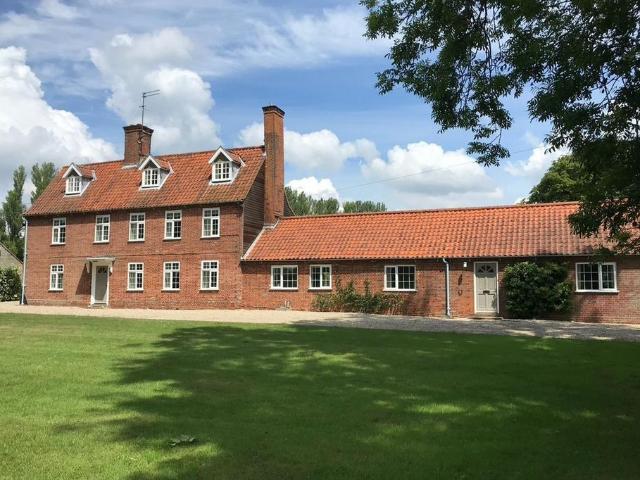 Bradenham 5 bed detached house to rent £2,150 pcm £496 pw