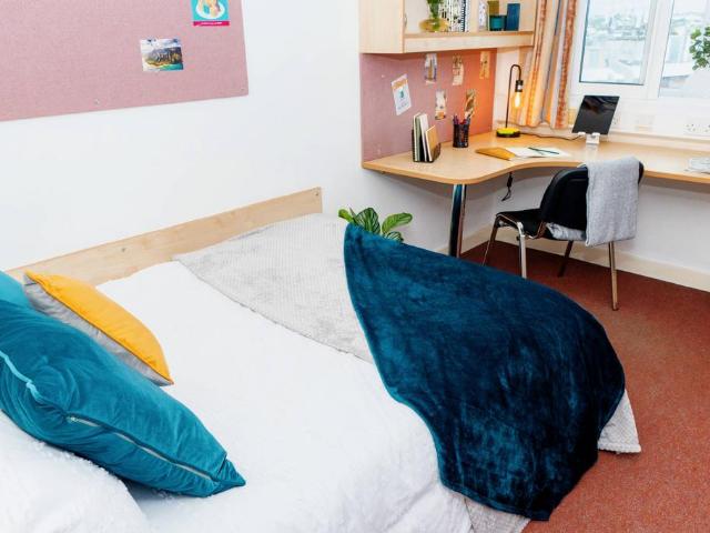 Bradford BD5 1 bed private hall to rent £403 pcm £93 pw
