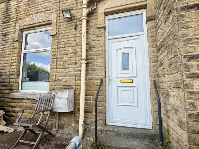 Bradford Road, Batley WF17, 1 bed terraced house to rent, £600 pcm | PrimeLocation