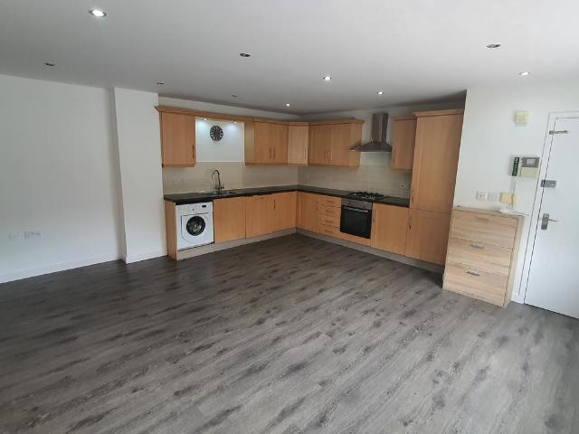 Bradford Road, Tong, BD4 2 bed apartment to rent £750 pcm £173 pw
