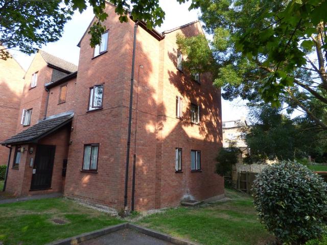 Bradford Street, Chelmsford CM2 2 bed flat to rent £1,295 pcm £299 pw