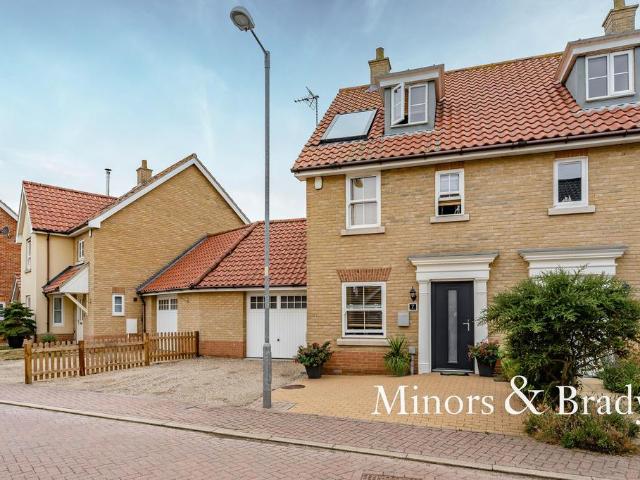 Bradfield Drive, Martham 3 bed semi detached house to rent £1,200 pcm £277 pw
