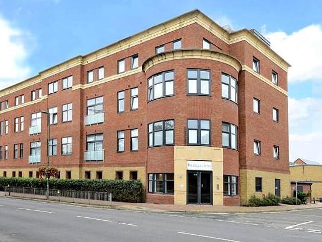 Bradley Court, Camberley GU15 2 bed barn conversion to rent £1,450 pcm £335 pw