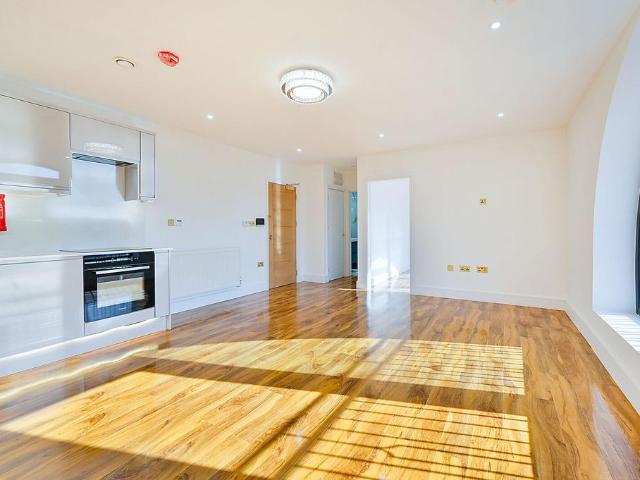 Bradley House, Kingston, Kingston. 1 bed flat to rent £1,750 pcm £404 pw
