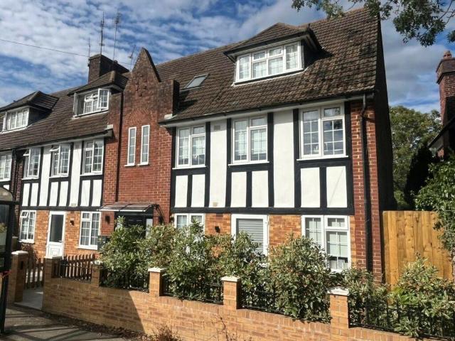 Bradmore Green, Brookmans Park, AL9 7QS 3 bed duplex to rent £2,400 pcm £554 pw
