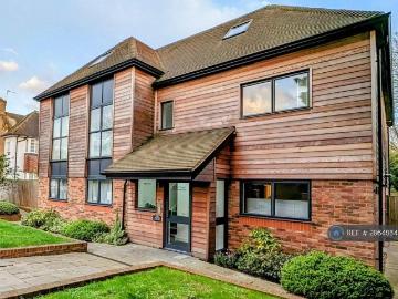 Braeburn Court, London, N14 2 bed flat to rent £2,495 pcm £576 pw