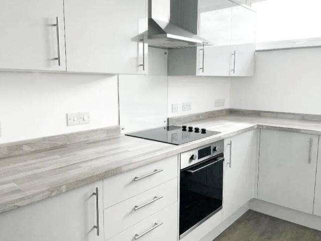 Braemar Avenue, London NW10 2 bed apartment to rent £1,750 pcm £404 pw