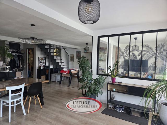 BRAINS BOURG: maison 120 m2 + garage et terrasse sur 383 m2