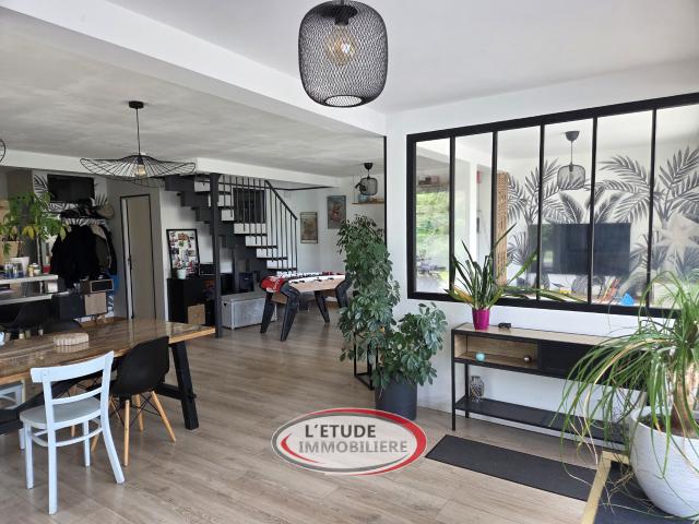 BRAINS BOURG: maison 120 m2 + garage et terrasse sur 383 m2 de terrain clos et sans vis à vis !