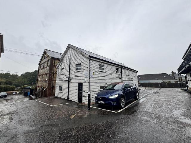 Braintree Road, Witham CM8 2 bed apartment to rent £1,195 pcm £276 pw