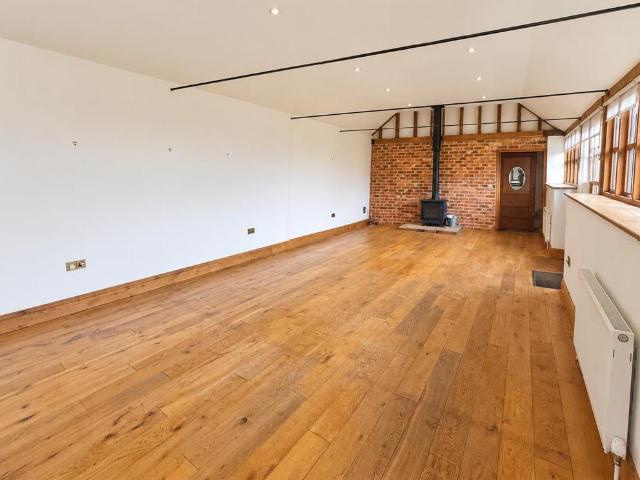 Braintree Road, Gosfield, Halstead 4 bed barn conversion to rent £2,000 pcm £462 pw