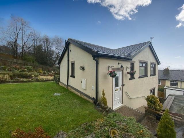 Braithwaite Edge Road, Keighley, BD22. 2 bed detached bungalow to rent £895 pcm £207 pw