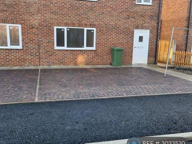 Braithwaites Close, Barnetby, DN38 3 bed semi detached house to rent £950 pcm £219 pw
