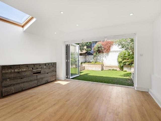Bramber Road, London, W14 2 bed flat to rent £3,500 pcm £808 pw