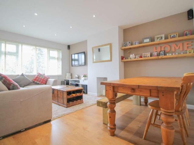 Brambles Close, Isleworth 2 bed maisonette to rent £1,850 pcm £427 pw