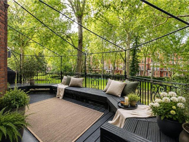 Bramham Gardens, Kensington, London, SW5 2 bed apartment to rent £5,600 pcm £1,292 pw