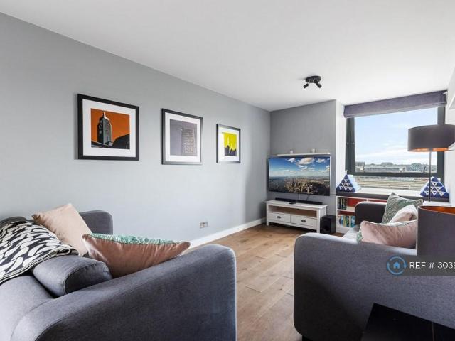 Bramlands Close, London, SW11 2 bed flat to rent £2,700 pcm £623 pw