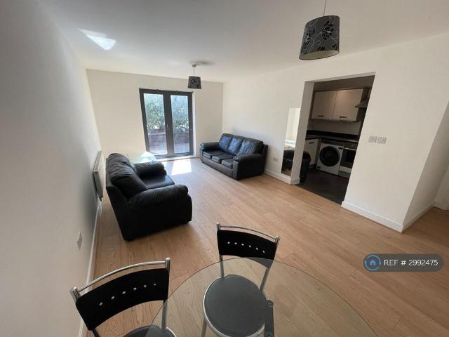 Bramley Crescent, Ilford, IG2 2 bed flat to rent £1,900 pcm £438 pw