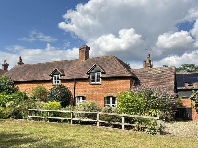 Bramley, Hampshire, RG26 2 bed cottage to rent £1,695 pcm £391 pw