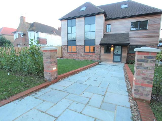 Bramley Road, London N14 2 bed flat to rent £2,200 pcm £508 pw