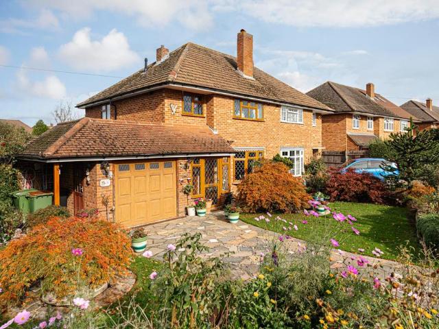 Bramley Way, Ashtead KT21 3 bed semi detached house to rent £2,750 pcm £635 pw