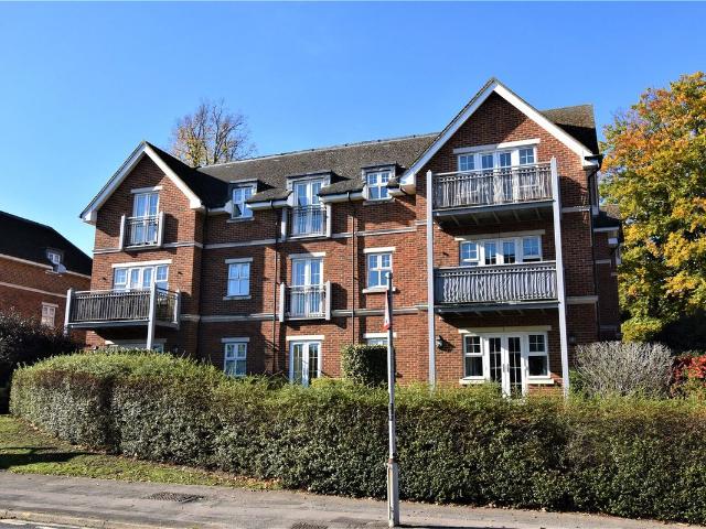 Bramshott Place, Fleet, Hampshire GU51, 2 bed flat to rent, £1,395 pcm | PrimeLocation