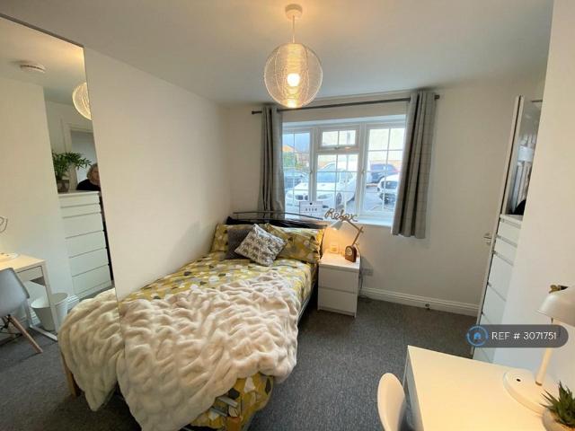 Bramwell Close, Swindon, SN2 1 bed in a house share to rent £695 pcm £160 pw
