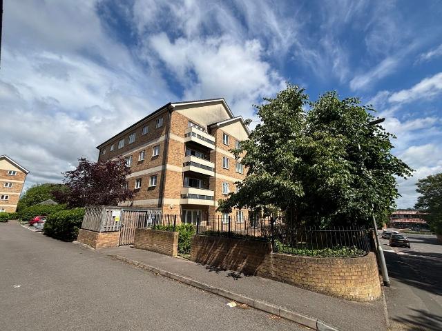 Branagh Court, Reading RG30, 3 bed flat to rent, £1,700 pcm | PrimeLocation