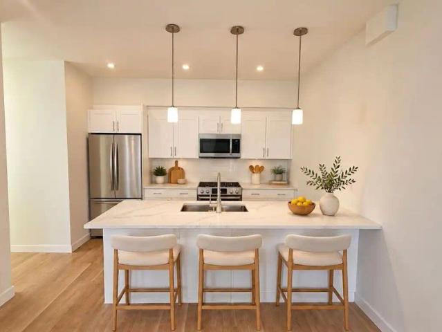 BRAND NEW 3 BED + DEN/2.5 BATH/FREE WI FI — 3 Bedrooms+ Den Townhouse