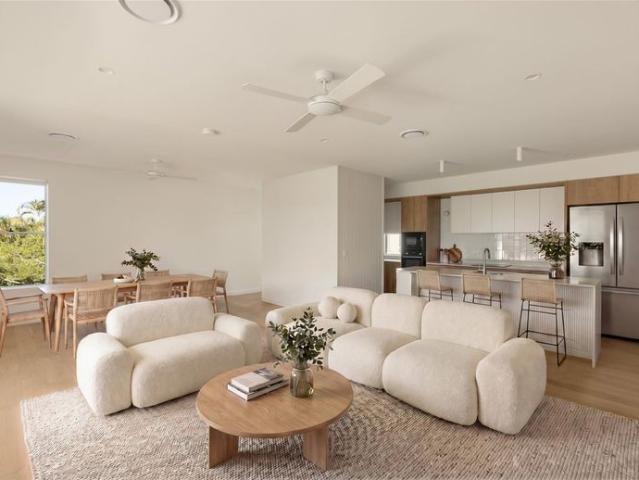 Brand New 3 Bed with Extra Multipurpose Room & Double Garage 3 Level Luxurious Villa!Walking Distance to Margate Beach and Shopping Centre!