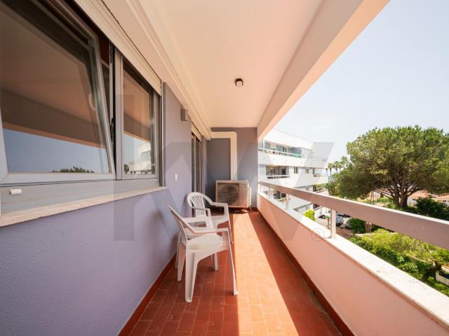 Brand new 3 bedroom apartment with balcony after renovation, in Quinta do Alto, Caxias