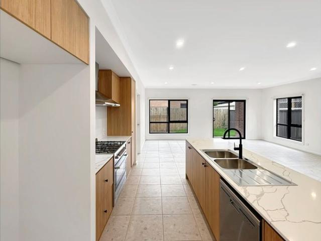 Brand New 3 Bedroom Townhouse in Wollert