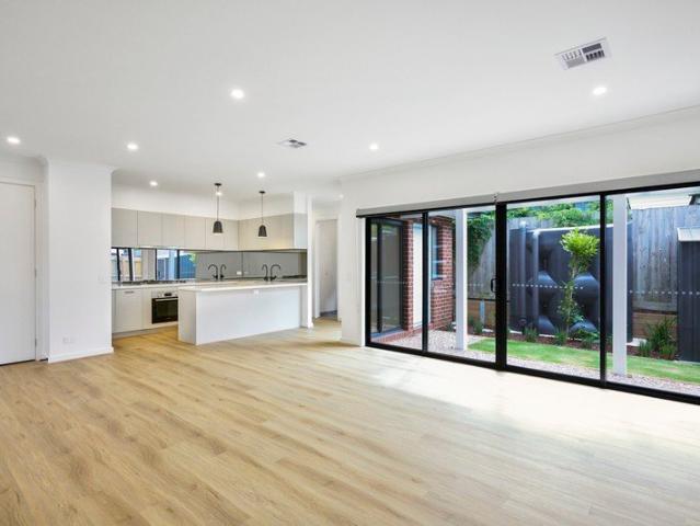 3 Bedroom, 3 Bathroom Townhouse in Mooroolbark