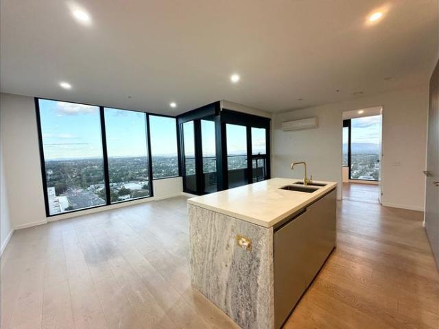 Brand New 3 Bedrooms, 2 bathroom and 2 basement carpark apartment in Sky Garden