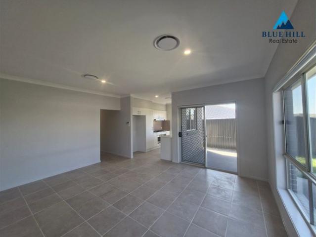 Brand new 3 bedrooms house for first lease