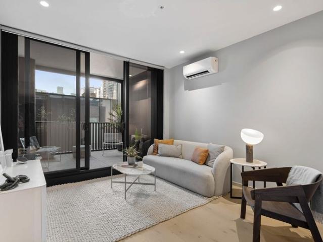 BRAND NEW 1 bed, 1 bath apartment with world amenities in South Melbourne