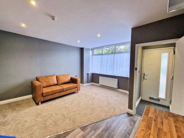 BRAND NEW 1 Bed Flat Near Northfield Train St