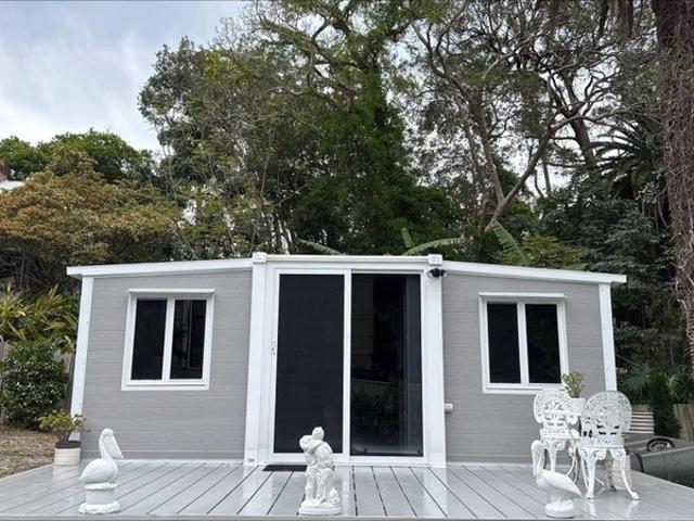 Brand New 1 Bedroom + Study Cabin with Deck Walk to Brookl