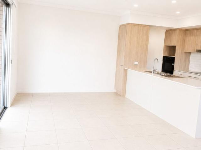 BRAND NEW* 2 WEEKS FREE RENT* 3 BEDROOM TOWNHOUSE AVAILABLE NOW