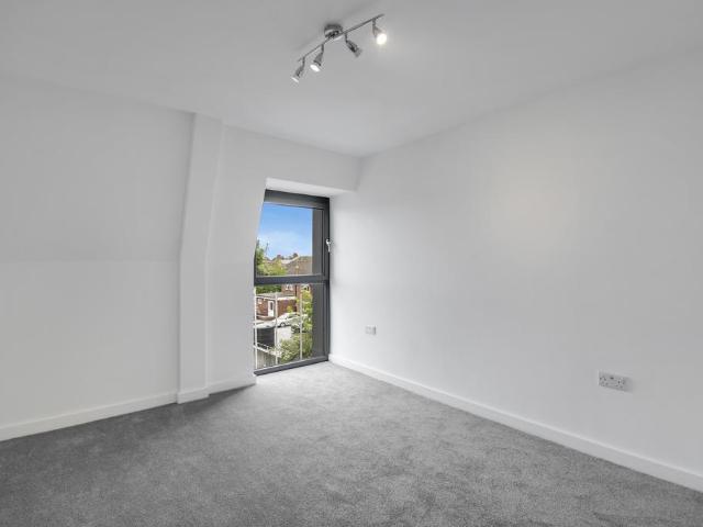 BRAND NEW 2 BED/2BATH FLAT + STUDY. 2 bed flat to rent £1,475 pcm £340 pw