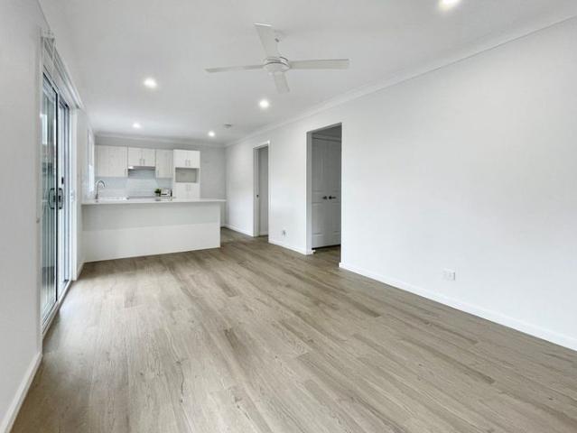 Brand New 2 Bedroom Cabin with Leafy Outlook & Private Access