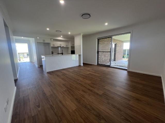 Brand New 4 Bed Home The Outlook!