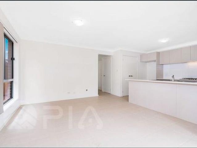 Brand New 4 Bedroom House Close to Station & shops for lease One Week Free Rent!