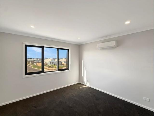 Brand New 4 Bedroom Townhouse in Eynesbury