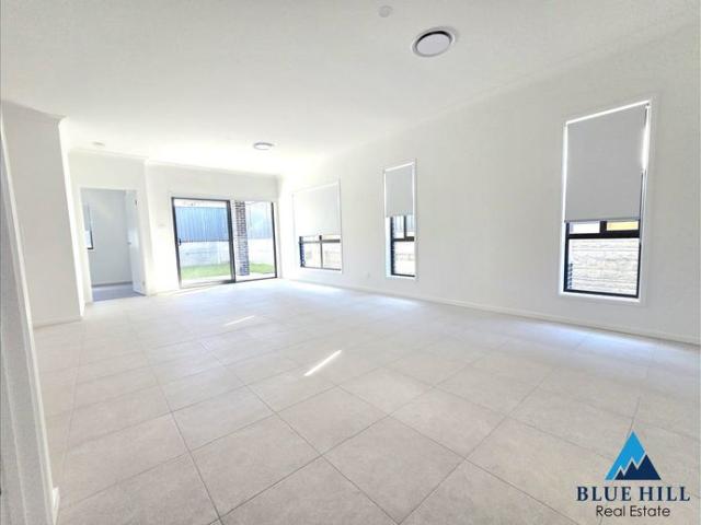 Brand new 4 bedrooms duplex house with solar panels for higher energy efficiency